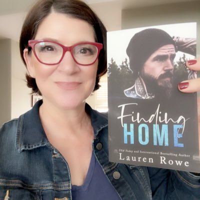 laurenrowebooks's tweet photo. #NewProfilePic https://t.co/Wye8rZCFoo