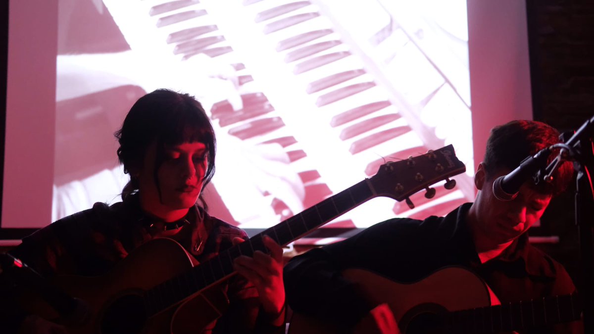 "No nos gusta el sol" con Buenos Vampiros.