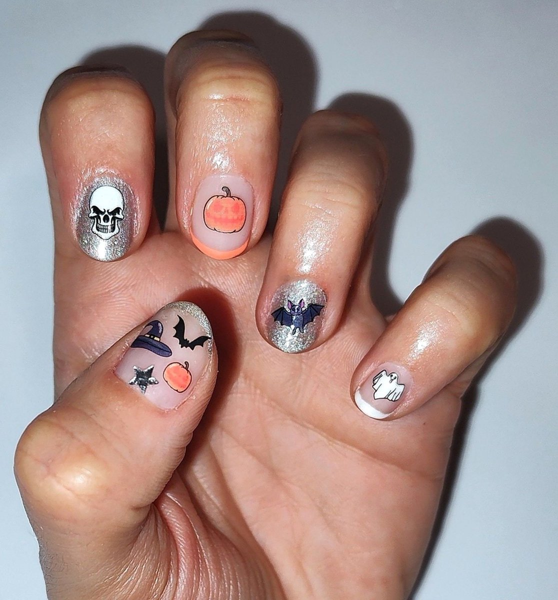 Diana_Diix's tweet photo. Manicura para Halloween 🎃💀👻🦇 con pegatinas terroríficas 😨
#manicuraparahalloween #halloweenmanicure  #manicureathome #nailart #halloween #esmaltes #catrice #essence #deliplus #technic #pegatinasparauñas #tedi https://t.co/wiBb9DzpXq