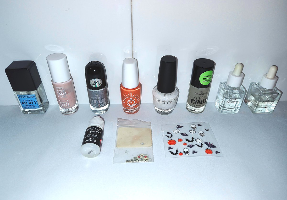 Diana_Diix's tweet photo. Manicura para Halloween 🎃💀👻🦇 con pegatinas terroríficas 😨
#manicuraparahalloween #halloweenmanicure  #manicureathome #nailart #halloween #esmaltes #catrice #essence #deliplus #technic #pegatinasparauñas #tedi https://t.co/wiBb9DzpXq