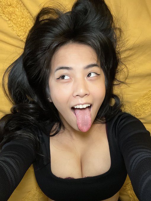say hi if you wanna see me without the top ? https://t.co/K6E0l7oZcT