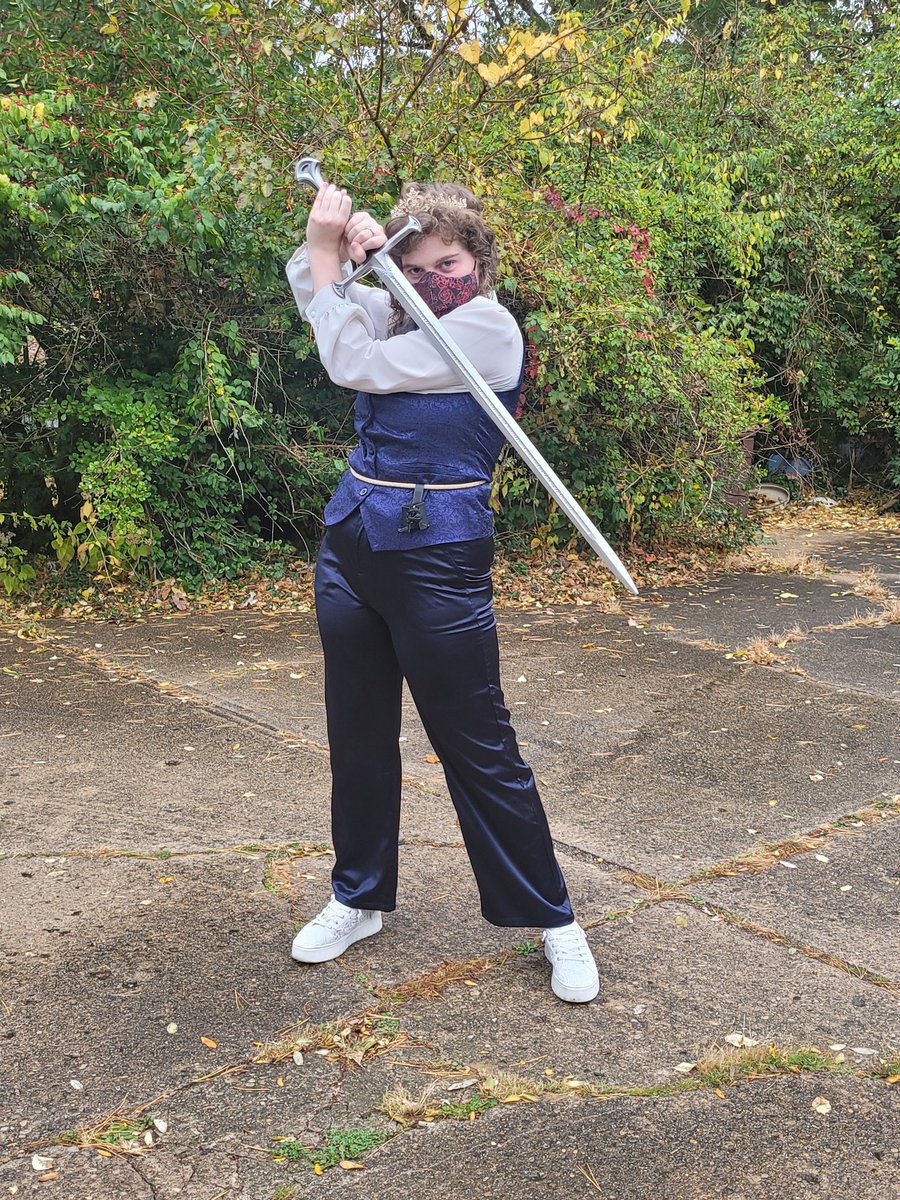 MusicDraco's tweet photo. //fake sword
Late update from earlier, but here's my A!Aimsey cosplay! Happy Halloween everyone!
(My friend @Ves_Crow took these pictures!)
#AimseyHalloween https://t.co/D97UxdaF3F