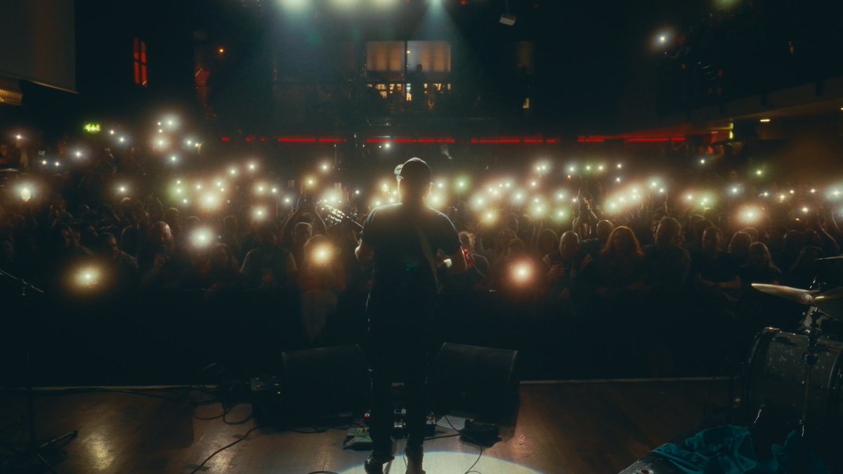 Still so happy I finally got to film an artist when the whole crowd LIGHT IT UP