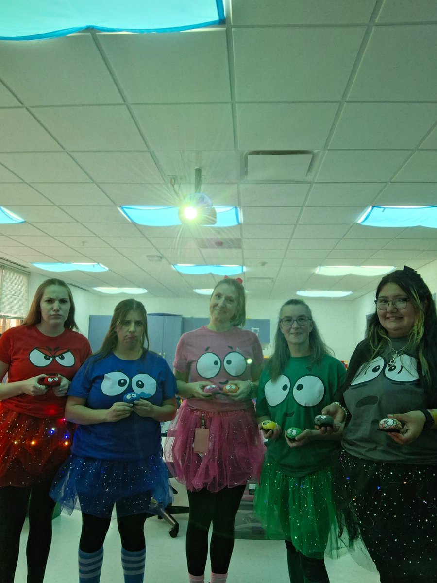 MsMoore50's tweet photo. While we may not have had a full set of Scribble Spots this year, I think the ones we did havemake up the best team ever! #OnlyinLifeSkills #CrosBees #HarvardRising https://t.co/9f2AAFD3dY