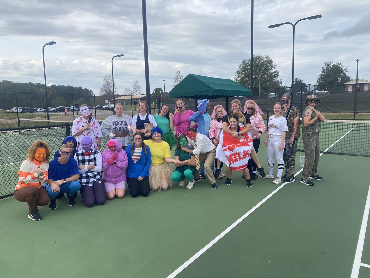 ECCCSoftball's tweet photo. Halloween + Costumes + costume pickle ball= a great time with this bunch! 🖤💛 https://t.co/arWB4J4Hmn
