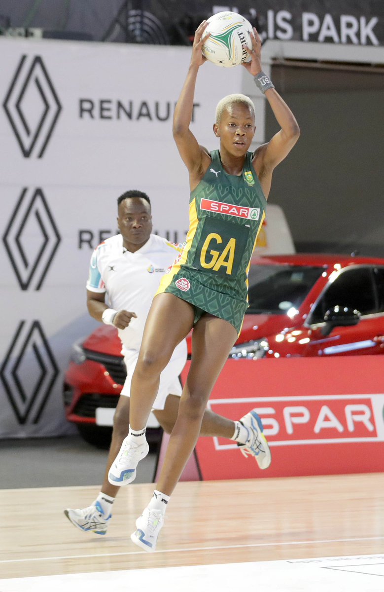 SportShift's tweet photo. In the opening match of the SPAR Challenge series, Kamogelo Maseko led the #SPARProteas to a dominant 68-31 victory over Malawi at Ellis Park.

#EndPeriodPoverty #WeAreAllIn

Photo Credit: Reg Caldecott https://t.co/TQ3LsoSTYW