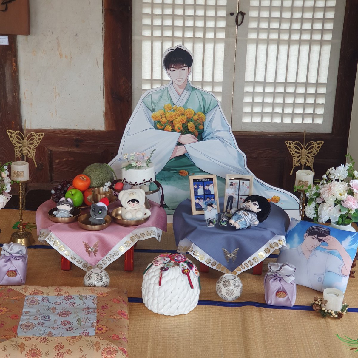 muntin_2ew's tweet photo. 진-짜 이뿌다.. 하면서 돌아다녔어요..
분위기좋고 이곳저곳 애정 가득 담긴 작품들이 전시되어있는데 지짜 마음 따수워서.. 하나하나 눈에 꼭꼭 담아왔습니다ㅎ.ㅎ
스탭분들도 옴청 친절하셔서 불편함 하나 없이 행복 가득하게 즐기다 왔네요🤍

#플리와_하민이의_11월기록
#태어나줘서_감사하민이다 https://t.co/M6hJiblmMc