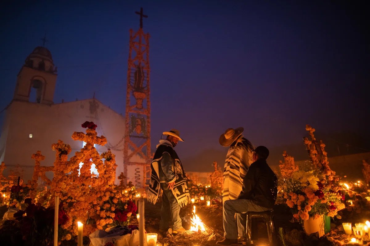 EmbamexJP's tweet photo. 現在メキシコは死者の日真っ只中です🏵️
 死者の日とは、毎年11月1日と2日を中心に祝われる先祖の帰りをお祝いするメキシコの大切な文化です。

死を悲しむというより、故人との絆を祝福し命の美しさと短さを称え、一年に一度先祖に会えるとして盛大に祝われます。 https://t.co/csqXiiQsOw