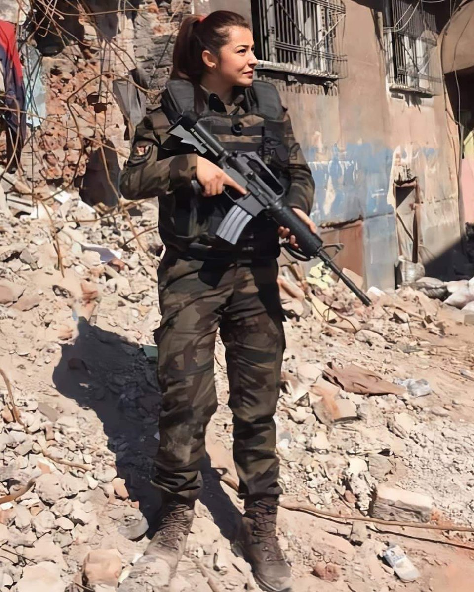 "Resim öğretmenliği bölümünü okudum ancak resimlerimi mermiyle çizmeyi tercih ettim. Anneme 'Kızının adını tüm Kırıkhan duyacak' demiştim. Sur'da destan yazanlardandım. 15 Temmuz gecesi Gölbaşı'nda şehit düştüm. Adımı tüm Türkiye duydu. Ben Gülşah Güler. Özel Harekattan!"
