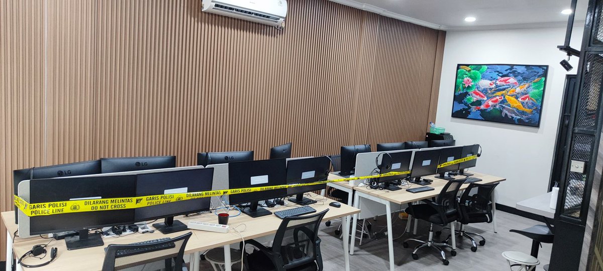 PartaiSocmed's tweet photo. Hari ini sudah POLRI sudah penggerebekan kantor kedua para oknum Komdigi yg bekerja pada bandar judol. Disinilah mereka ngumpul dan berkoordinasi. Alamatnya di Jl. Rose Garden 5 Jakasetia, Bekasi Selatan. Jadi selain bekerja pada negara mereka juga bekerja pp bandar judi online. https://t.co/h0csqxJ4cc