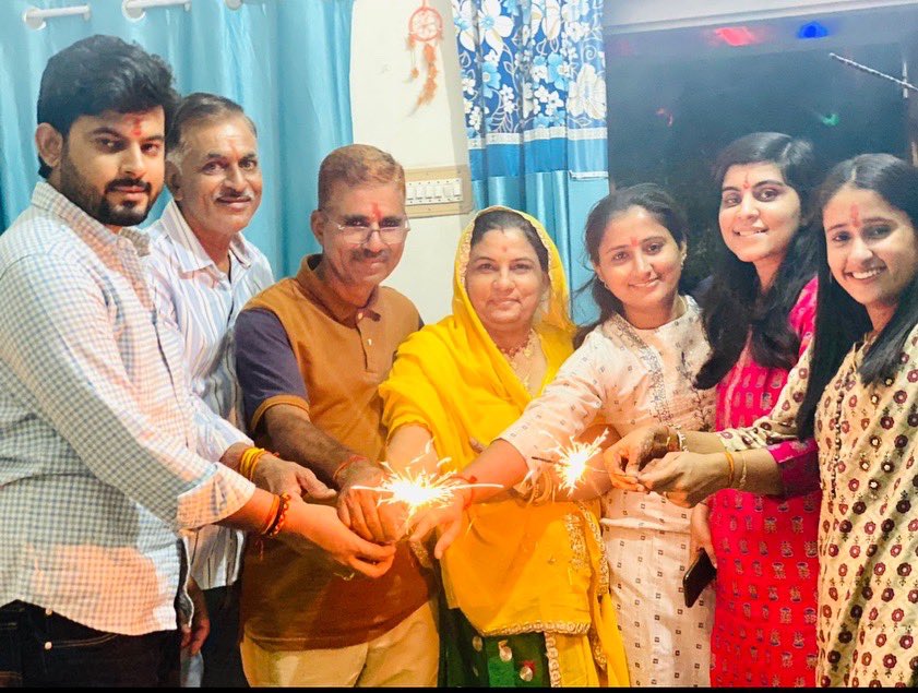 JaydeepMirdha's tweet photo. शत्रुबुद्धिविनाशाय दीपज्योतिर्नमोऽस्तुते !!

दीपावली की हार्दिक शुभकामनाएँ । #HappyDiwali ⛳️🎉 https://t.co/m82LtS1q1u