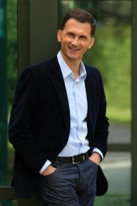 HDZ je zbilja jadna stranka. Čak i kad zanemarimo njihove presude i ostale marifetluke. Oni nisu u stanju, ni iz članstva niti iz simpatizera, iznjedriti boljeg kandidata od ovog nekretninskog psiha.