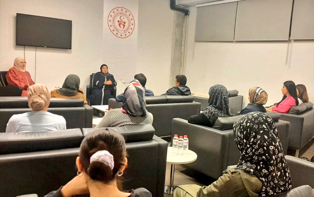 AnkaraKYGM's tweet photo. 📍Emine Şerife Hanım Yurdu

🇹🇷 Gazilerle gençlerimizi buluşturma programında 15 Temmuz Gazisi Emine Aydın Belge'yi ağırladık. https://t.co/pxWXQuMYiA