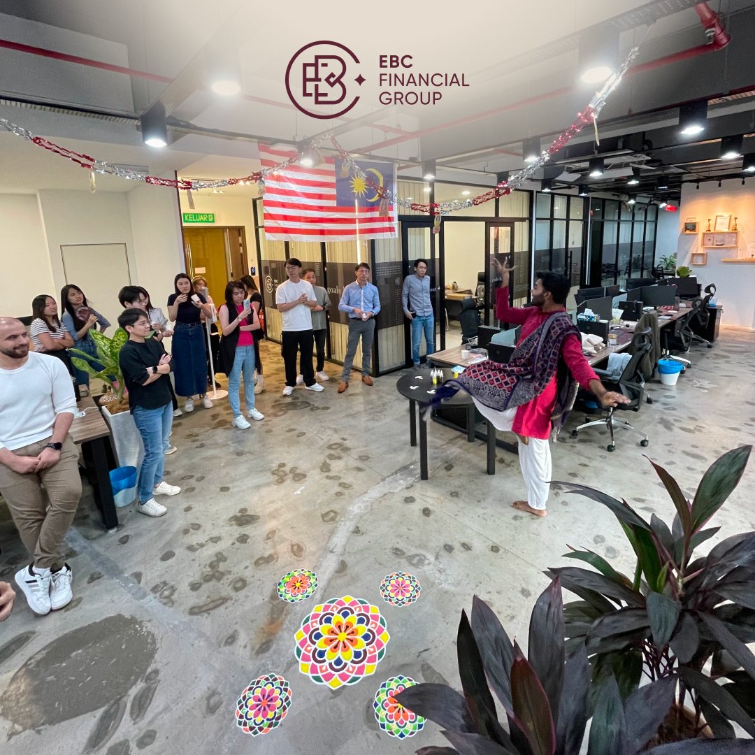 ebcthailand's tweet photo. ทีมงาน EBC จัดงานเฉลิมฉลอง ในเทศกาลแสงสว่าง #Diwali  โดยเราได้จัดตกแต่งสำนักงานในรูปแบบ Rangoli และจัดเตรียมขนมหวานแบบดั้งเดิมที่แสดงถึงความสุขและความเจริญ 🪔

ขอให้เทศกาลนี้ เต็มไปด้วยความสำเร็จสำหรับทุกคน! ✨

#EBCFinancialGroup #EBC #EBCFamily #Diwali2024 https://t.co/jA1qBg5hVZ
