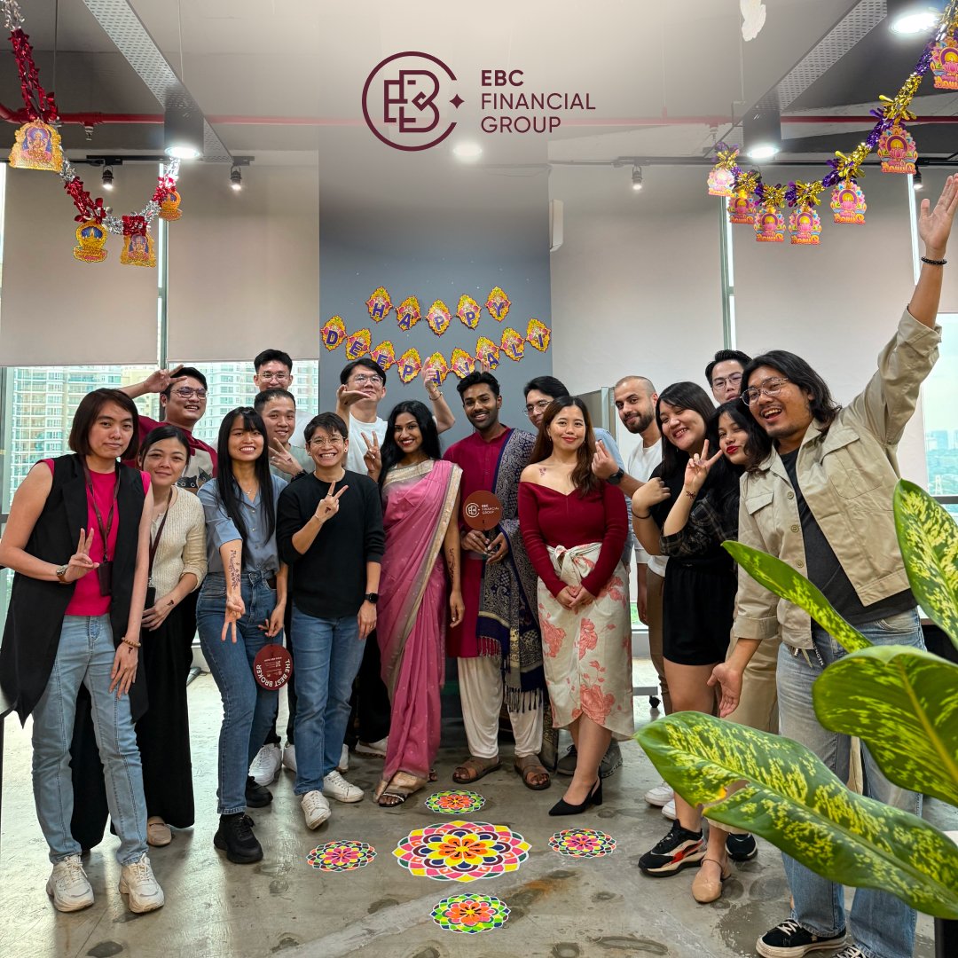 ebcthailand's tweet photo. ทีมงาน EBC จัดงานเฉลิมฉลอง ในเทศกาลแสงสว่าง #Diwali  โดยเราได้จัดตกแต่งสำนักงานในรูปแบบ Rangoli และจัดเตรียมขนมหวานแบบดั้งเดิมที่แสดงถึงความสุขและความเจริญ 🪔

ขอให้เทศกาลนี้ เต็มไปด้วยความสำเร็จสำหรับทุกคน! ✨

#EBCFinancialGroup #EBC #EBCFamily #Diwali2024 https://t.co/jA1qBg5hVZ