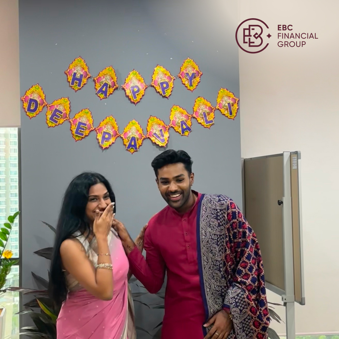 ebcthailand's tweet photo. ทีมงาน EBC จัดงานเฉลิมฉลอง ในเทศกาลแสงสว่าง #Diwali  โดยเราได้จัดตกแต่งสำนักงานในรูปแบบ Rangoli และจัดเตรียมขนมหวานแบบดั้งเดิมที่แสดงถึงความสุขและความเจริญ 🪔

ขอให้เทศกาลนี้ เต็มไปด้วยความสำเร็จสำหรับทุกคน! ✨

#EBCFinancialGroup #EBC #EBCFamily #Diwali2024 https://t.co/jA1qBg5hVZ