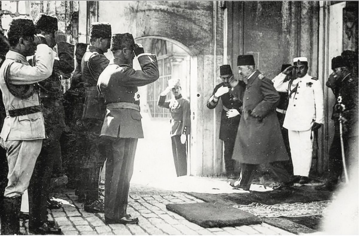 “1 Kasım 1922 Meclis’te kabul edilen kararname ile 623 yıllık Osmanoğulları saltanatı sona erdi”der tarih kitapları.
gerçek öyle mi? 
Sizce bugün gerçekten Saltanat kaldırılmış gibi mi?
Ya da Osmanoğlu saltanatı yerine başka bir saltanat mı geldi?
 #SaltanatınKaldırılması