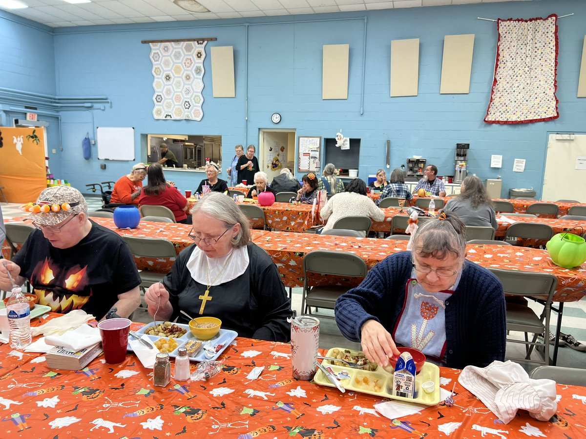 The Hansford Senior Center in St. Albans was hopping with fun during its Halloween Party. 
I always love visiting because I know I'll have good conversation, a good meal, and a good time.