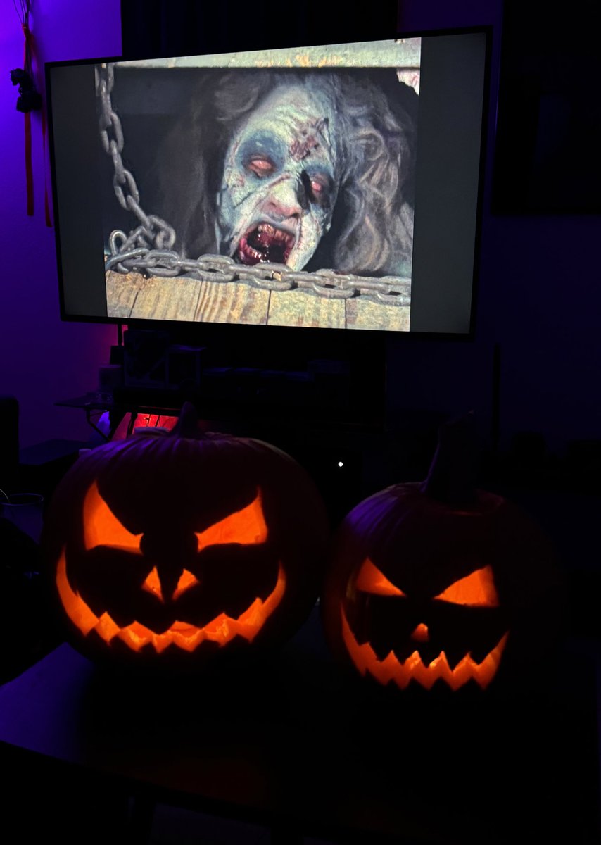 we carved pumpkins 🎃🖤