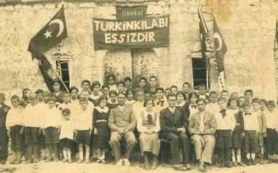 ibrahim_ozkan61's tweet image. Cumhuriyetimizin kurucusu büyük önder Gazi Mustafa Kemal Atatürk ’ün cesareti, vizyonu ve kararlılığı sayesinde 1 Kasım 1922’de #saltanat kaldırıldı, egemenlik millete verildi; 
1 Kasım 1928’de de #harfdevrimi yapıldı, Türkçemiz aydınlandı.
Türk İnkılabı Eşsizdir!
Cumhuriyet