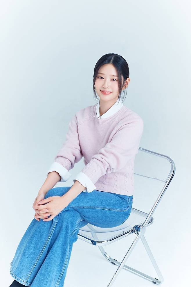 tang__kira's tweet photo. "Tiap ada waktu luang, aku pasti menghabiskan waktu bareng member IZ*ONE!"

IZ*ONE memang udah bubar, tapi semua member masih intens komunikasi, bahkan group chat pun aktif terus.

Bagi Kim Minju, IZ*ONE tuh temen-temen pertamanya pas beranjak dewasa, saat-saat di mana ia mulai menekuni jenjang karirnya.