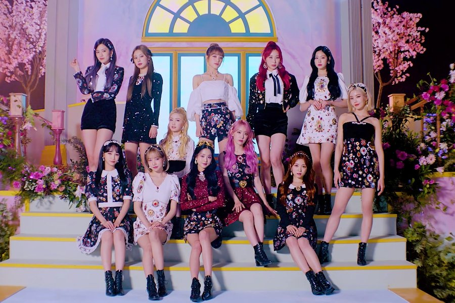 tang__kira's tweet photo. "Tiap ada waktu luang, aku pasti menghabiskan waktu bareng member IZ*ONE!"

IZ*ONE memang udah bubar, tapi semua member masih intens komunikasi, bahkan group chat pun aktif terus.

Bagi Kim Minju, IZ*ONE tuh temen-temen pertamanya pas beranjak dewasa, saat-saat di mana ia mulai menekuni jenjang karirnya.