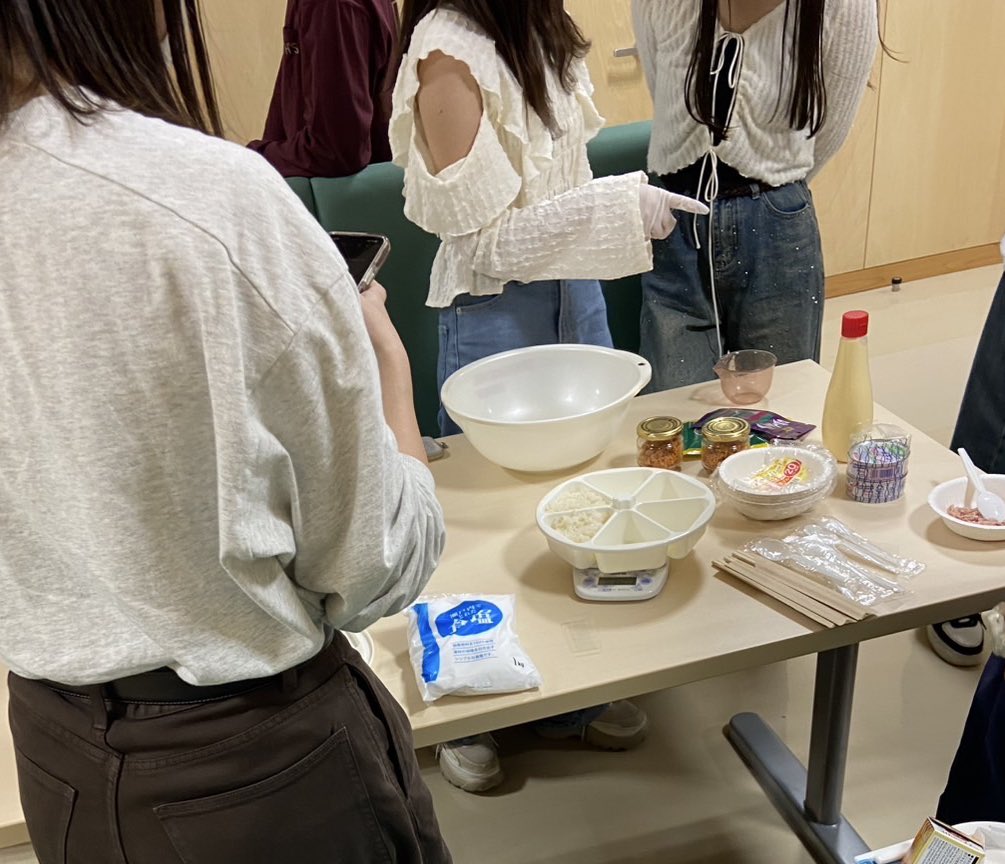 Sunfes_Kochi's tweet photo. こんにちは!Sun-fesです!
先日紅葉祭で販売するおにぎりの試作や準備をしました!
味や作り方の確認ができて、かわいいPOPも作りました😼
Sun-fesも出店するので、11/9(土)の紅葉祭ぜひお越しください〜!🍁
#sunfes https://t.co/vWTIkyP7XO