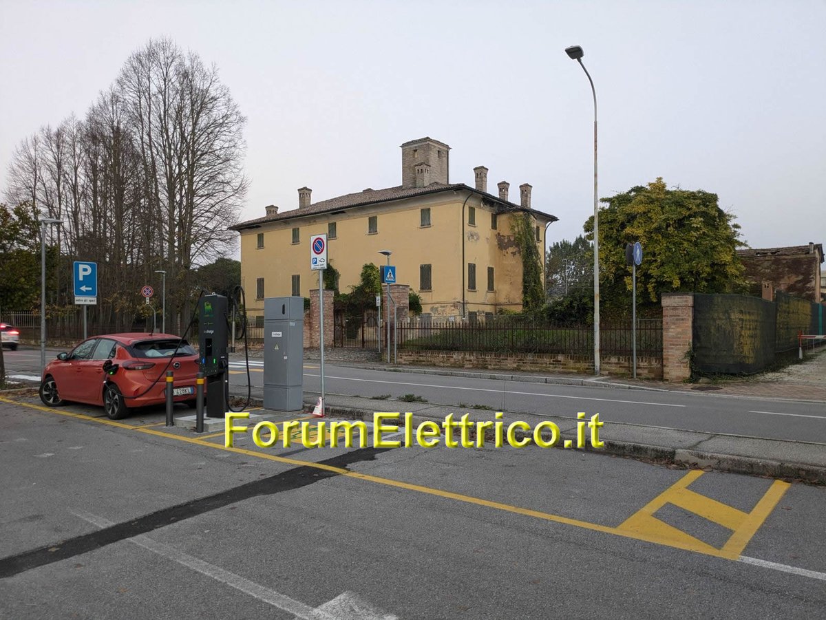 forumelettrico's tweet photo. La stazione di ricarica per veicoli elettrici Be Charge Fast situata a Malalbergo BO in frazione Altedo: nel parcheggio dello stadio comunale ed a pochi minuti a piedi dal centro storico https://t.co/i7UDATwjE1 #becharge #bologna #Malalbergo #Altedo https://t.co/uvT39XXcaQ