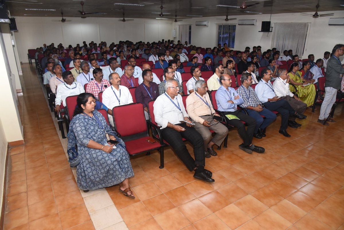 SRM_Univ's tweet photo. The School of Mechanical Engineering, #SRMIST-KTR, organized an insightful session, titled “Harnessing ChatGPT for Academic Excellence: Practical Applications,” was held on October 30, 2024.
#AutomobileEngineering #MechanicalEngineering #SRMUniversity #SRMktr #SRMknowledge https://t.co/3jrBhDsUXy
