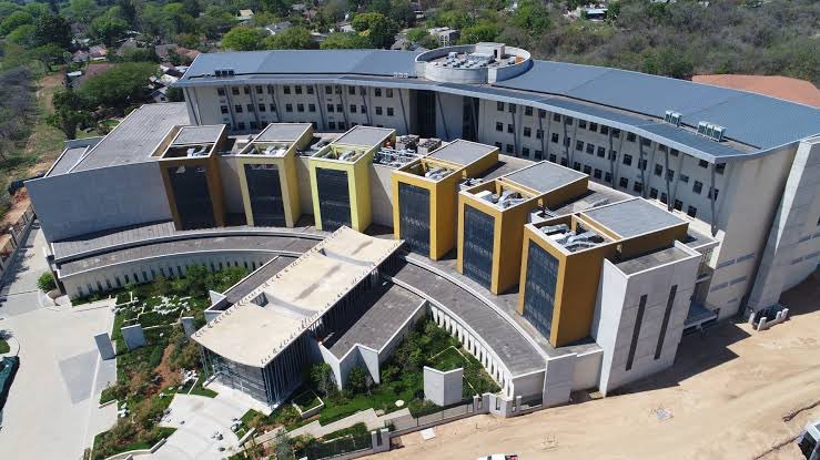 Richard_Spoor's tweet photo. Not only is the Mpumalanga High Court, completed in 2019 at a cost of R1.1 billion (twice over budget) the worst designed high court building in the country, it has also just been declared to be unfit for human occupation. DOJ staff have been ordered to vacate. ✊🏽 https://t.co/QsWYvt7BVa