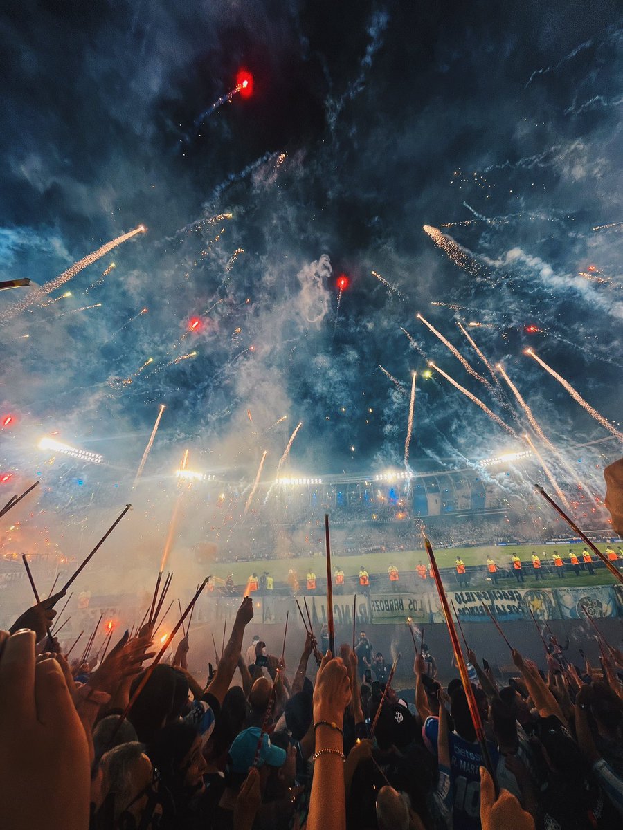 PepiLadanaj's tweet photo. Por supuesto que tienen razón. No alcanza solamente con el recibimiento. Tenés que dejar la voz y el alma en la tribuna los 90 minutos como hizo la gente de #Racing. https://t.co/GchiOVgBaq