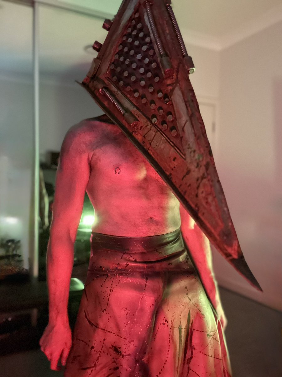 SlasherBoyVR's tweet image. 🚨Daddy Pyramid Head wishes you a Happy Halloween! 🎃 UwU 

#SilentHill #PyramidHead #PyramidHeadcosplay #halloweencostume #Halloween