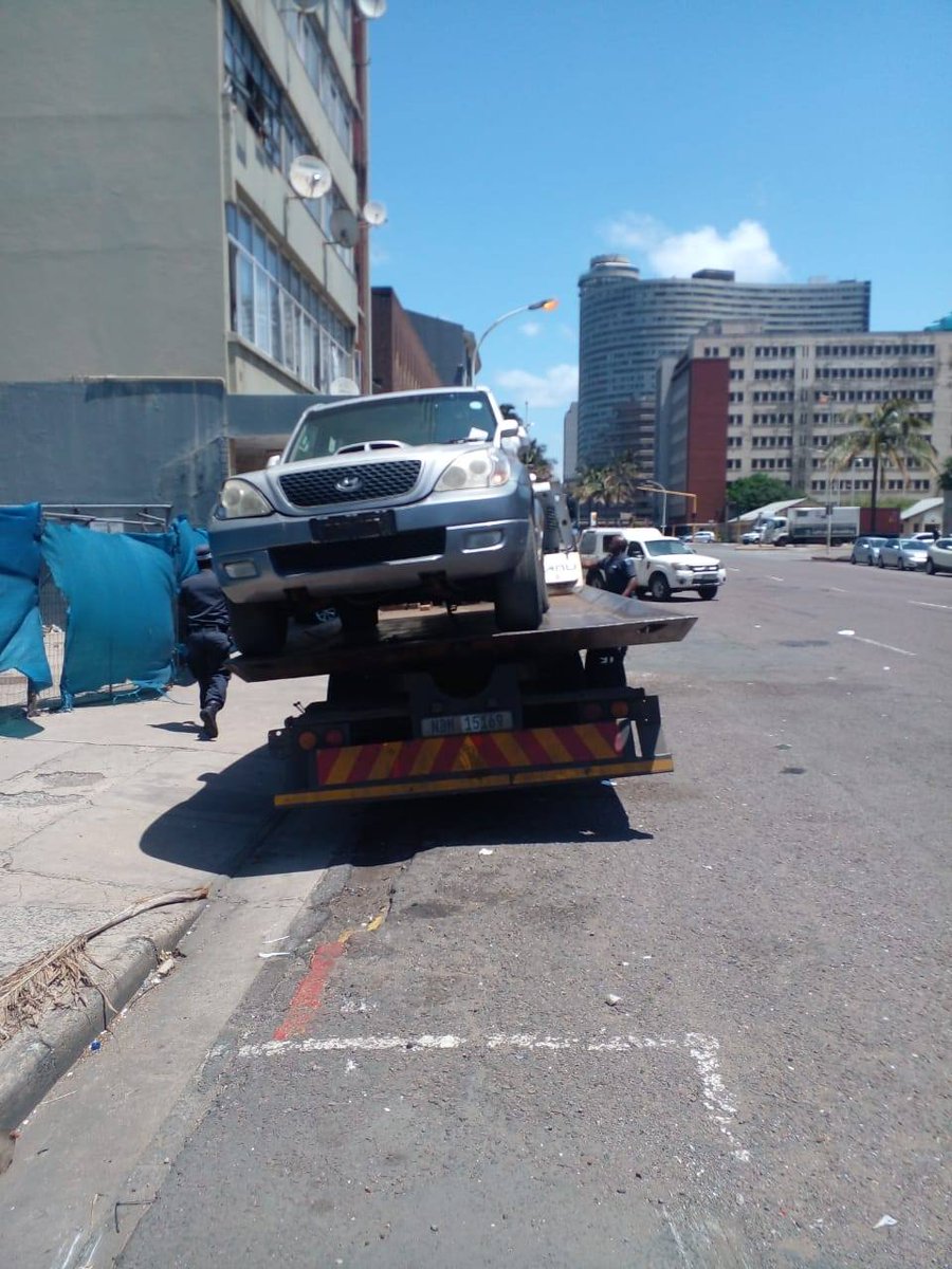_ArriveAlive's tweet photo. Two vehicles impounded for obstructing roads in Durban https://t.co/i66LthG7a9
#ArriveAlive #VehiclesImpounded @DBNMetroPolice @TruckAndFreight https://t.co/OpJMrhMqpa