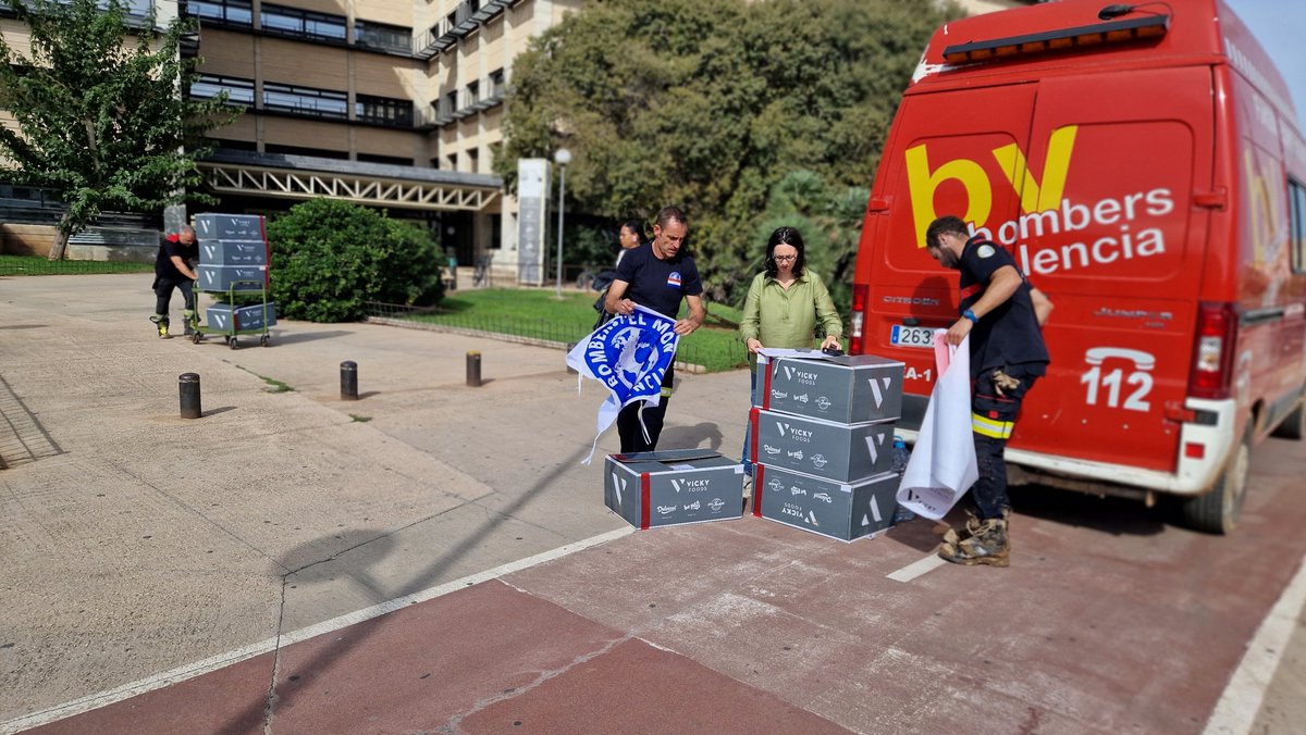 Crisjua2C's tweet photo. Donación a @bomberspelmon por los organizadores del Congreso Int MindInnFood'24 de la comida de @vickyfoods  patrocinador del congreso. Nuestro ánimo y condolencias a todos los afectados x la DANA. Gracias Volunt&amp;ONGs.

@FacFarmacia_UV @AgilentChem 
@UV_EG @_anajuan 
@kmzerohub https://t.co/JgSLzaOWTs