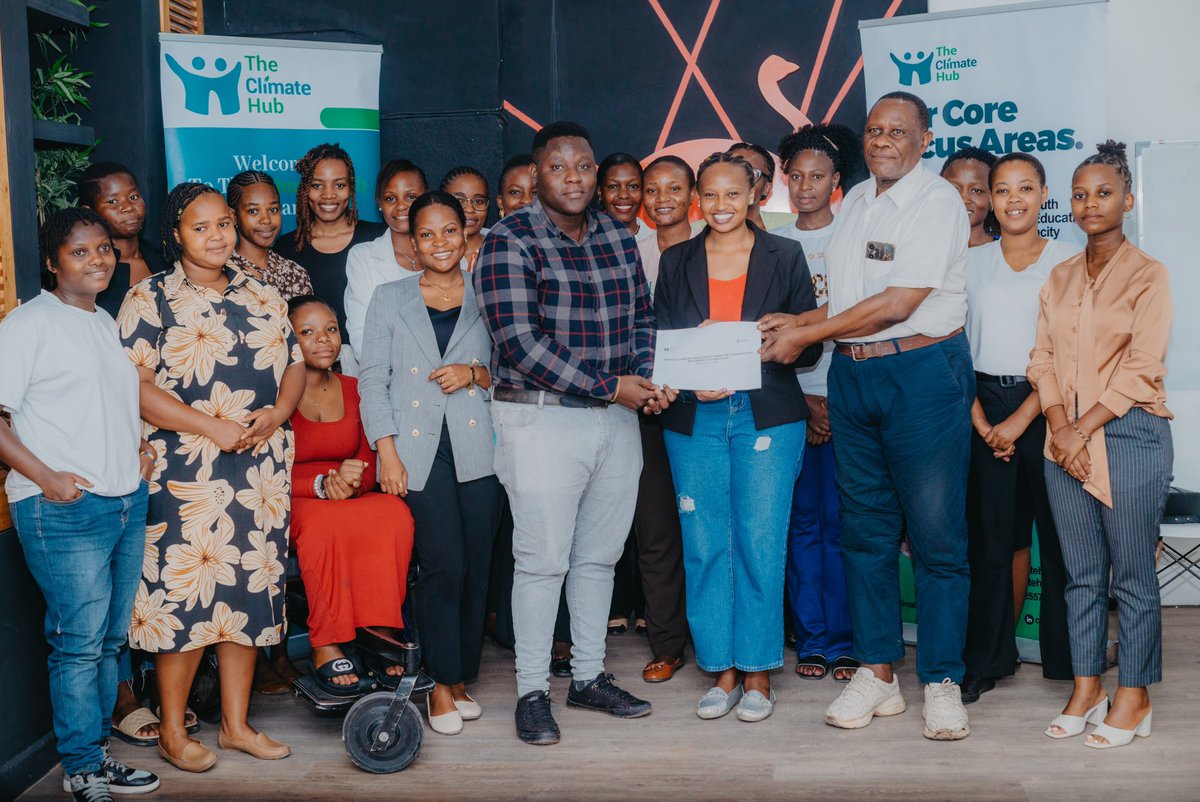 Day 3/3!!! 

Tunafurahia kufikia kilele cha majadiliano yetu ya siku 3, tumeshirikiana na viongozi wa serikali na maafisa mazingira kutoka wilaya za Kinondoni na Kisarawe na kuwasilisha mapendekezo yetu yanayolenga usawa wa kijinsia katika kukabiliana na mabadiliko ya tabianchi