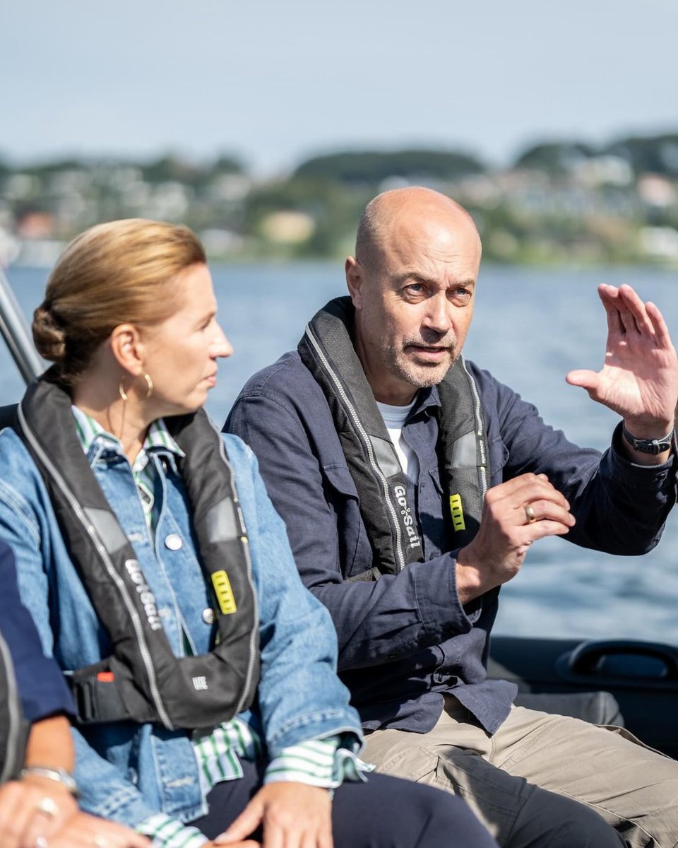 Regeringen siger, at de er ministre for havet, og at de er utroligt triste over hele situationen med de kvalte fisk. At vi skal have livet tilbage i havet. De proklamerer 'historiske' aftaler og tager ud i Vejle Fjord med gummibåd og medier.

Og så drager de hjem brygger på tal