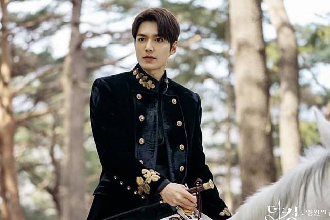 taengnimal's tweet photo. พี่หลิงลุคนี้กับ loro piana นึกถึง the king:eternal monarch เลยอะได้มากกเรื่อง3หลิงออมมาแนวนี้ที🥹

LOFFICIEL TH X LINGLING
#LoroPianaFW24XLingLing 
#linglingkwong #หลิงหลิงคอง https://t.co/I2Poi2lSh0