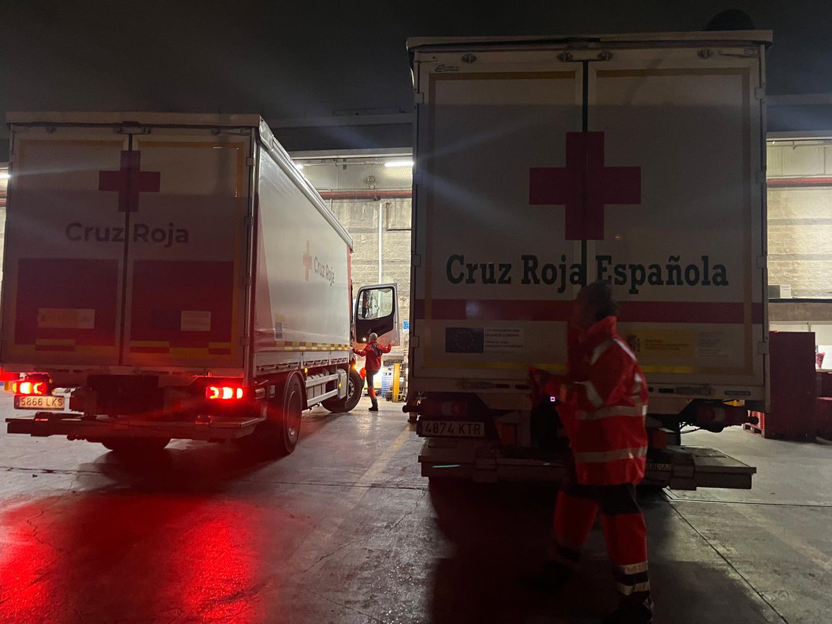 Homenaje a los compañer@s de <a href="/CarrefourES/">Carrefour España</a> #FundacionSolidaridadCarrefour de Valencia y Jerez que estuvieron trabajando hasta la madrugada para que nuestras donaciones llegaran a las personas desalojadas <a href="/CruzRojaEsp/">Cruz Roja Española</a> <a href="/CRE_Emergencias/">Cruz Roja Emergencias</a> un honor estar a vuestro lado <a href="/ElodiePerthuiso/">Elodie Perthuisot</a>