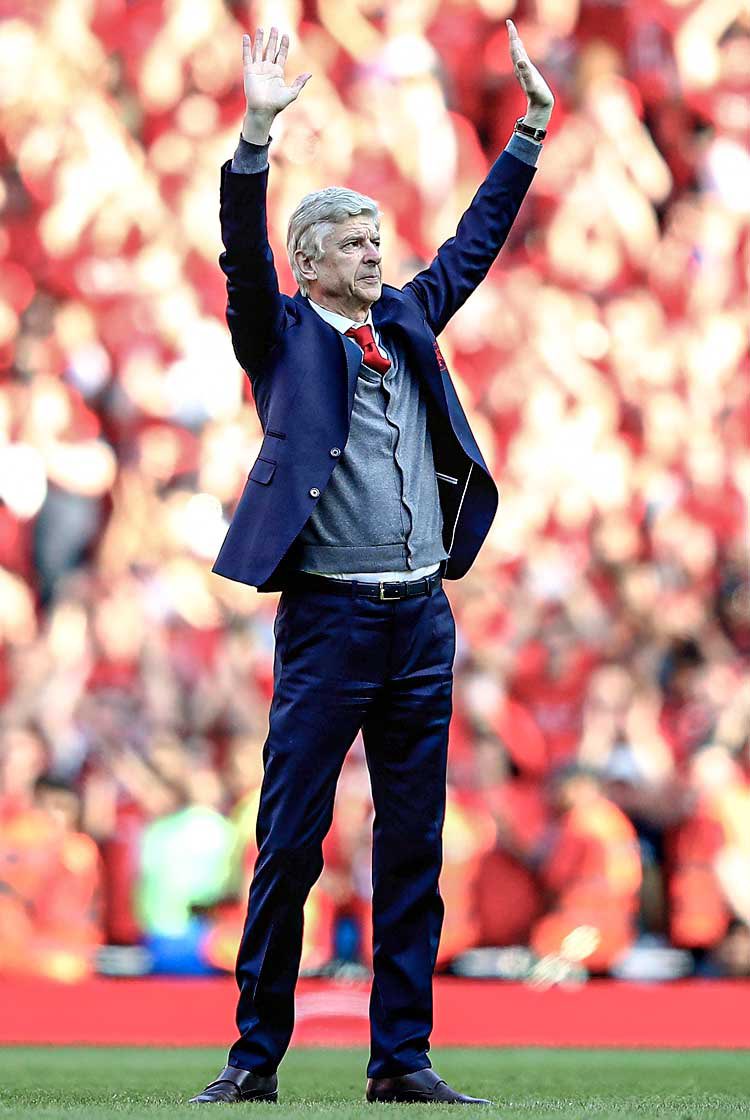 SpikeTweets_14's tweet photo. Top 🔟 best buildups to a goal in Emirates era. [Peak Wenger-ball]

[Thrèad 🧵] https://t.co/Lw393EerNx