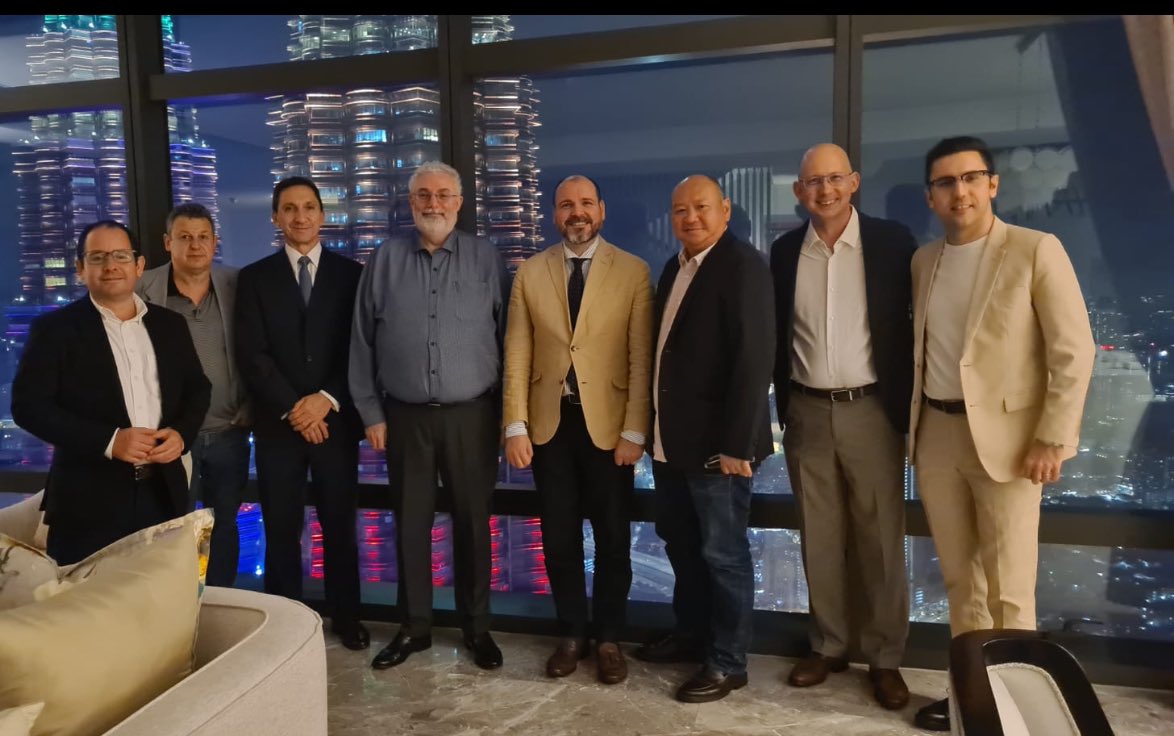 EmbEspMalasia's tweet photo. Meeting with the new elected members of the Board of LaCamara. Our regards to the leaving board and all our wish of success to the incoming 🇪🇸🇲🇾 https://t.co/Jp1QC1bMIi