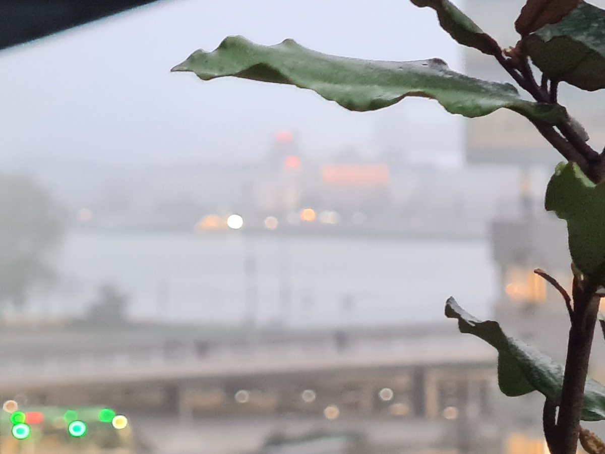 Brand op het Noordereiland zichtbaar vanaf de Maaskade