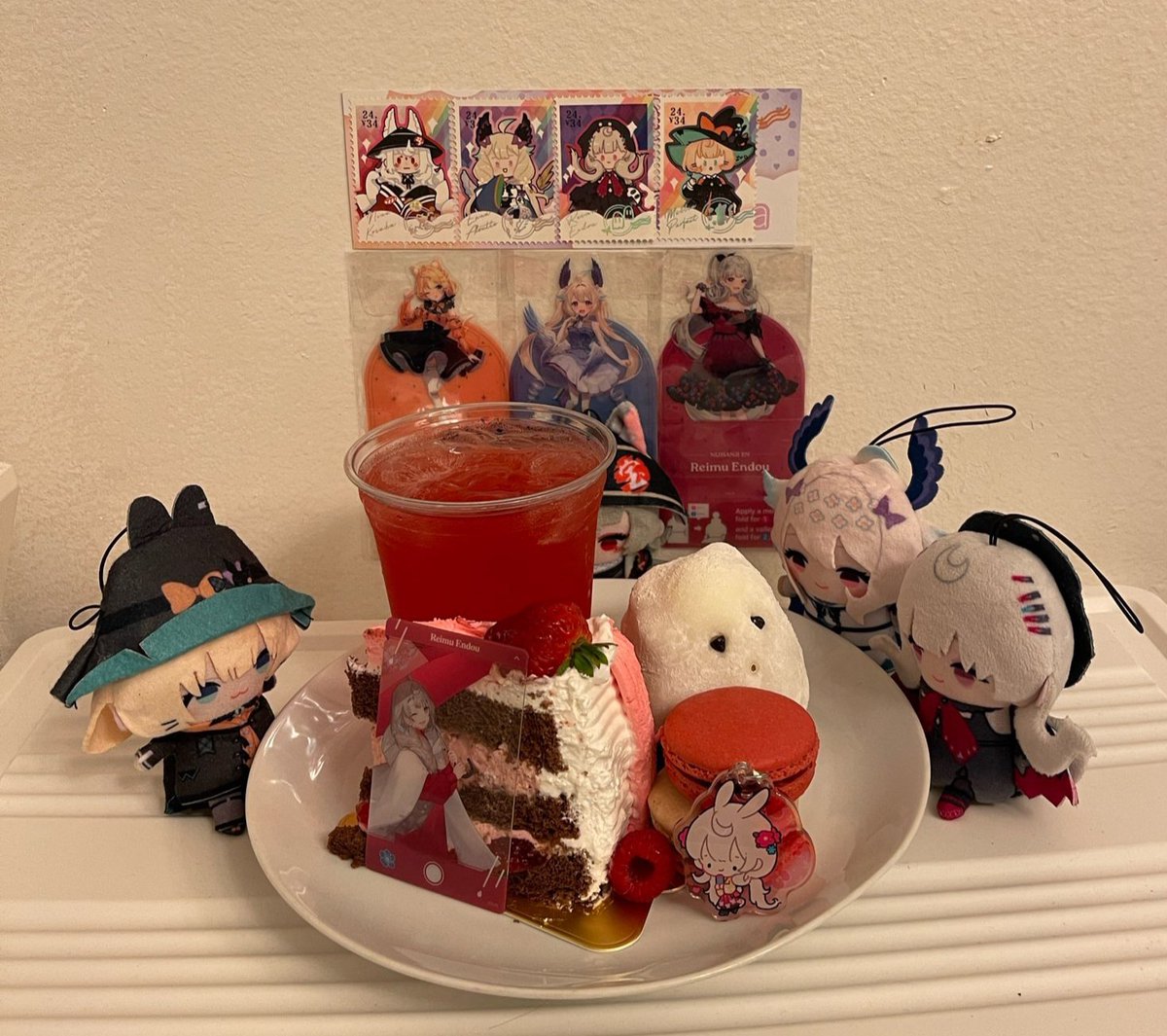 Skylite2707's tweet photo. Happy Birthday Reimu 🥳 I saw this little ghost cake that I thought would would be perfect for your birthday, hope you like it!! 

#ReimumuHBD2024 #ReimuEndou #Phantomos https://t.co/nc7DCySgvt