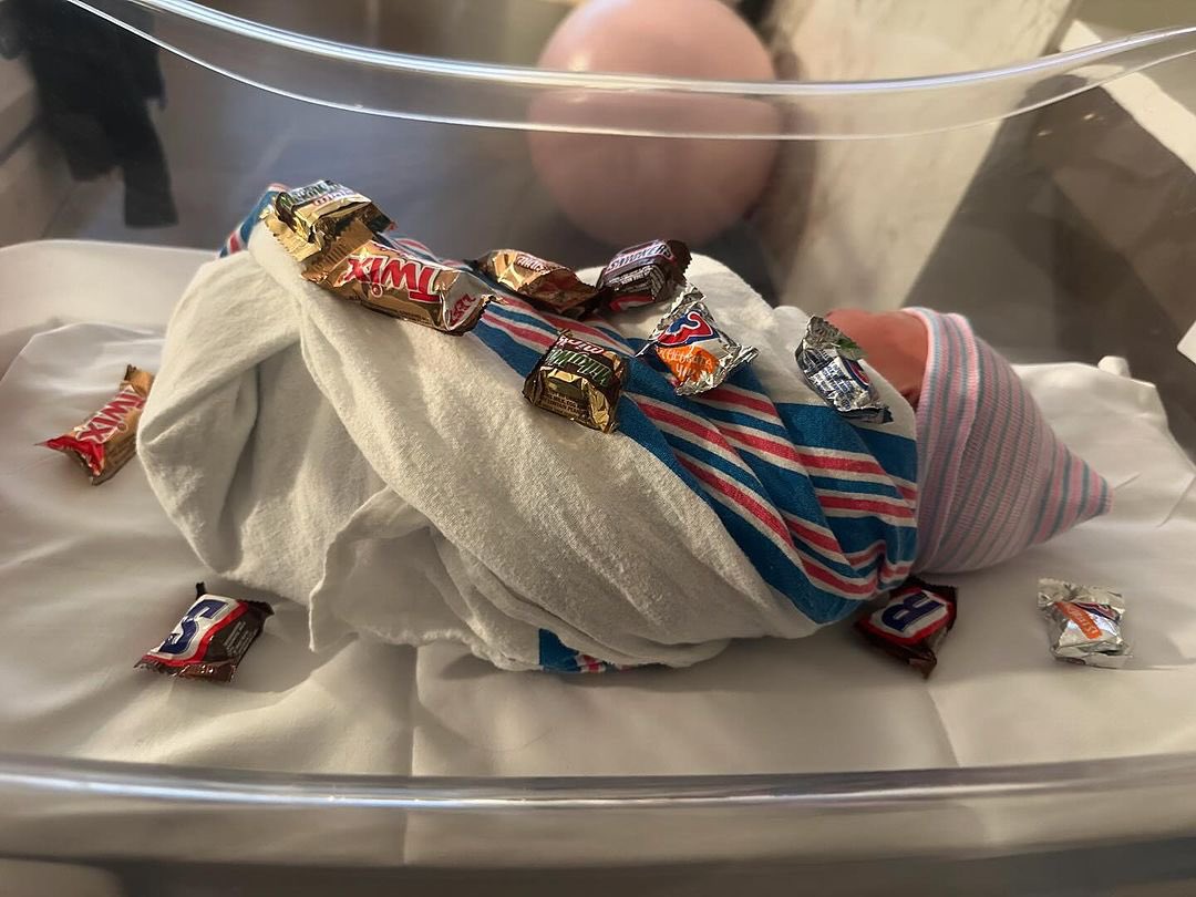 PopCrave's tweet image. Alexandra Daddario welcomes her first baby on Halloween:

“I thought this was a weird bowl of candy”