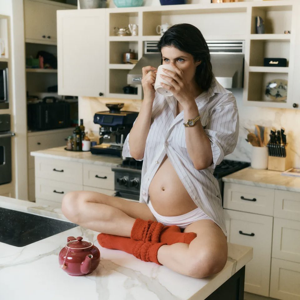 PopCrave's tweet image. Alexandra Daddario welcomes her first baby on Halloween:

“I thought this was a weird bowl of candy”