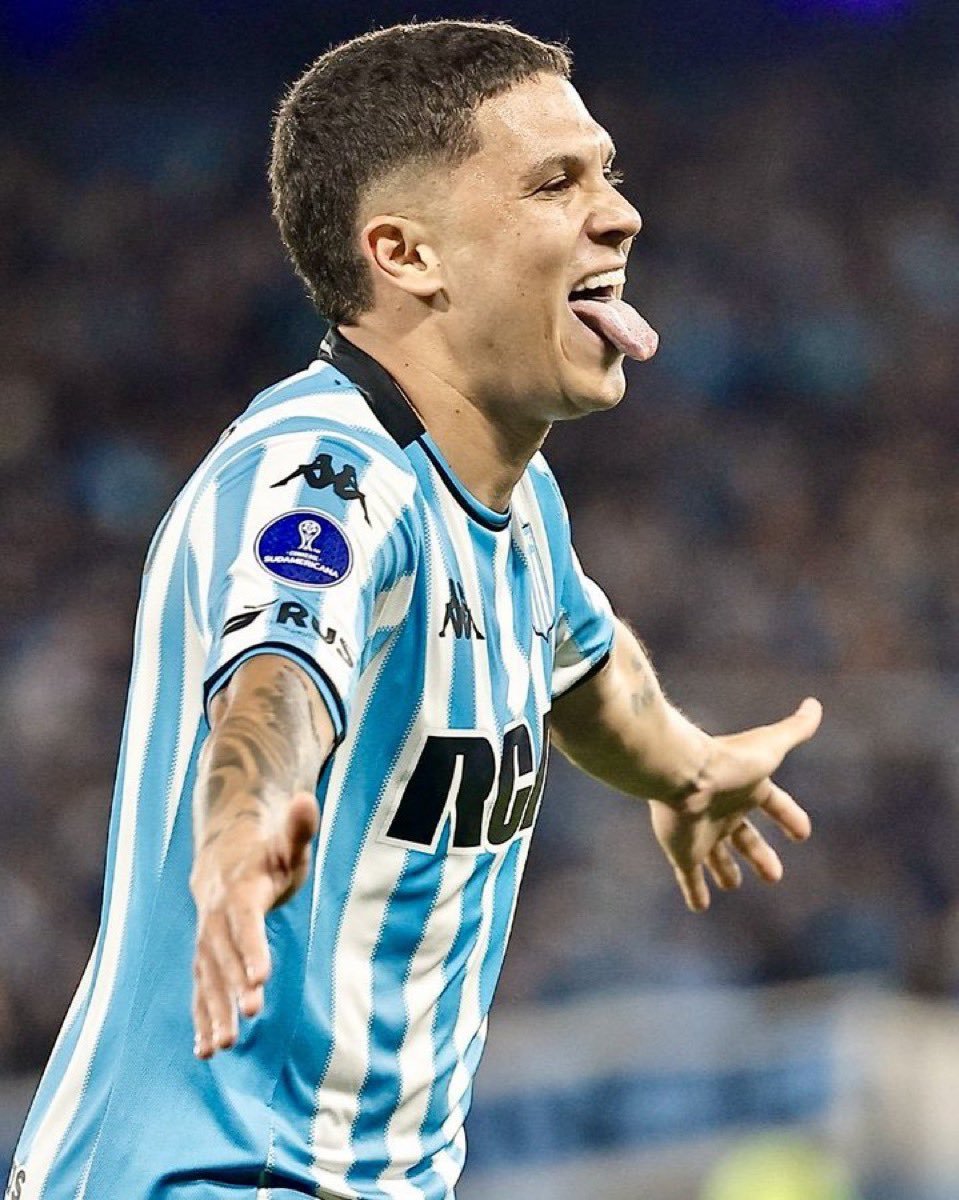 Tweet dedicado para el chupapija de azzaro. hoy si racing esta a un paso de ganar la sudaca es por juanfer que toda la vida lo criticó