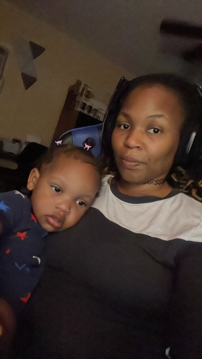 EBunny1920's tweet photo. Me n Baby Girl waiting for monster hunter servers to open. https://t.co/70NMPkYqDo