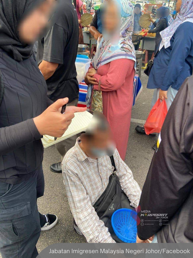 NewsBFM's tweet photo. The Johor JIM has detained 4 foreign nationals during Ops Kutip and Ops Jaja operations at a night market in Taman Nusa Perintis, Gelang Patah.

JIM said their strategic location and the generosity of Malaysians allowed them to earn up to RM400 a day or RM12,000 a month.

🧵1 https://t.co/tVjhkrdT3c
