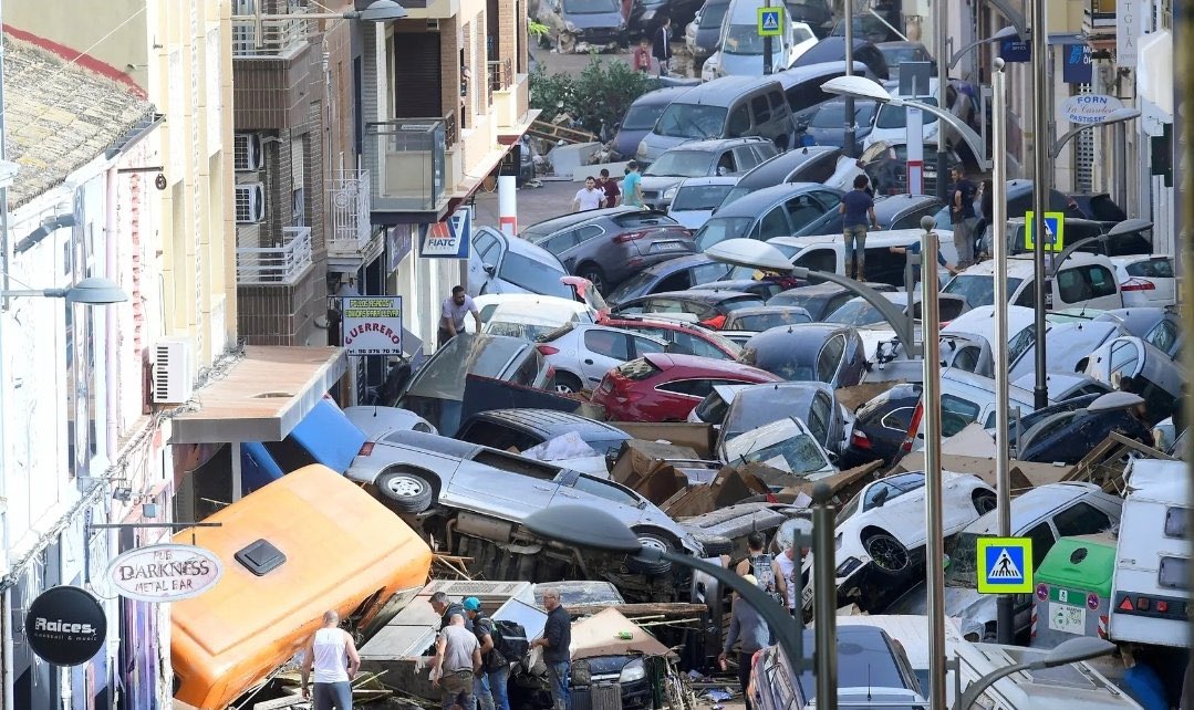 Causation, causation, causation 

A lot of people this week have drawn the obvious allusions between the disruption caused by climate protesters &amp; the disruptions caused by climate-related weather events, like the flash flooding in Valencia. A key part of the disparate treatment