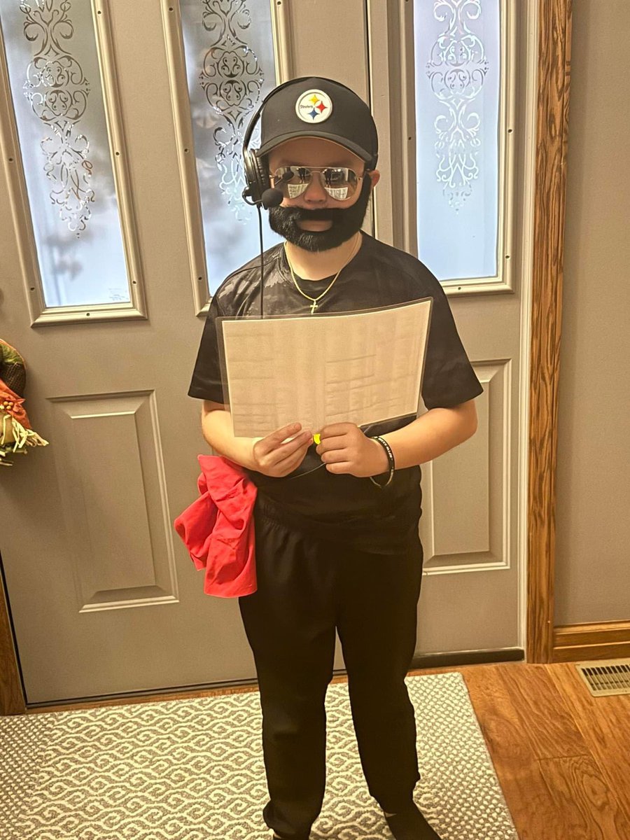 billymarinacci's tweet photo. @CoachTomlin can we get some love for Cade’s costume? #thestandardisthestandard https://t.co/0ZHUo6y43r