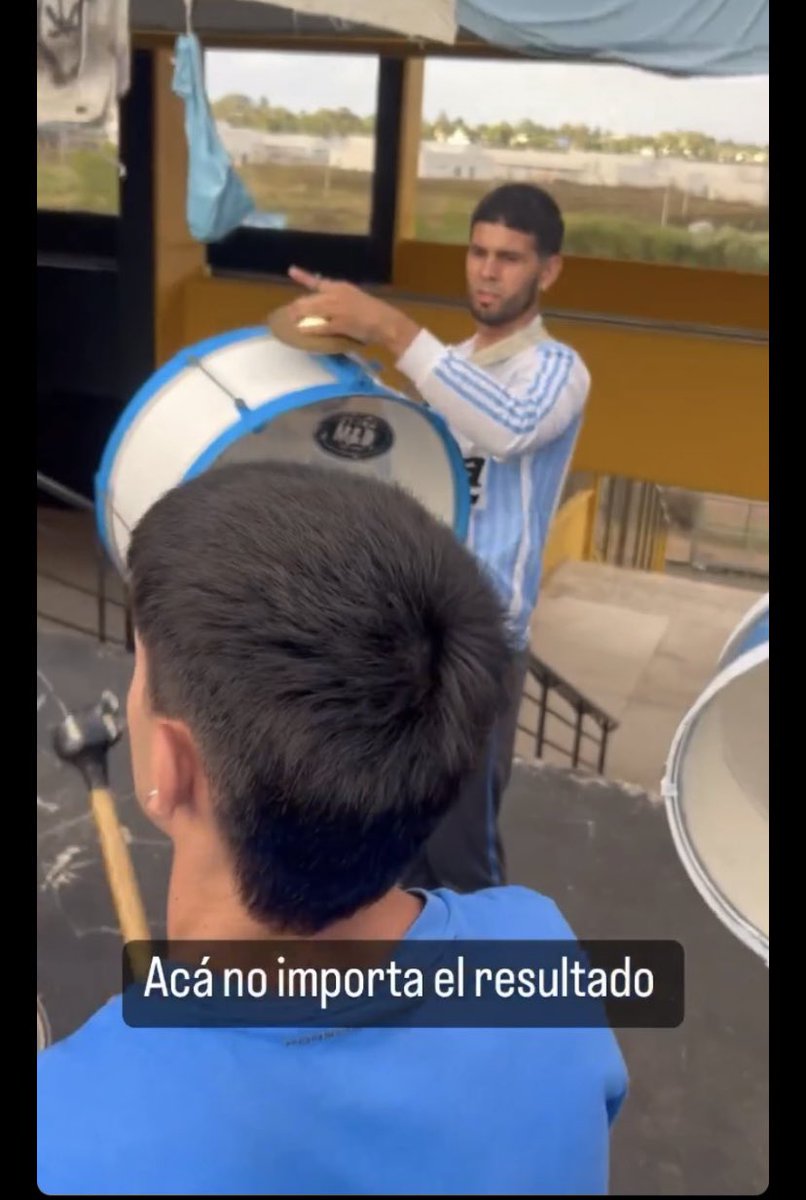 Todos: Donde está anuel???
Anuel en el Cerro: